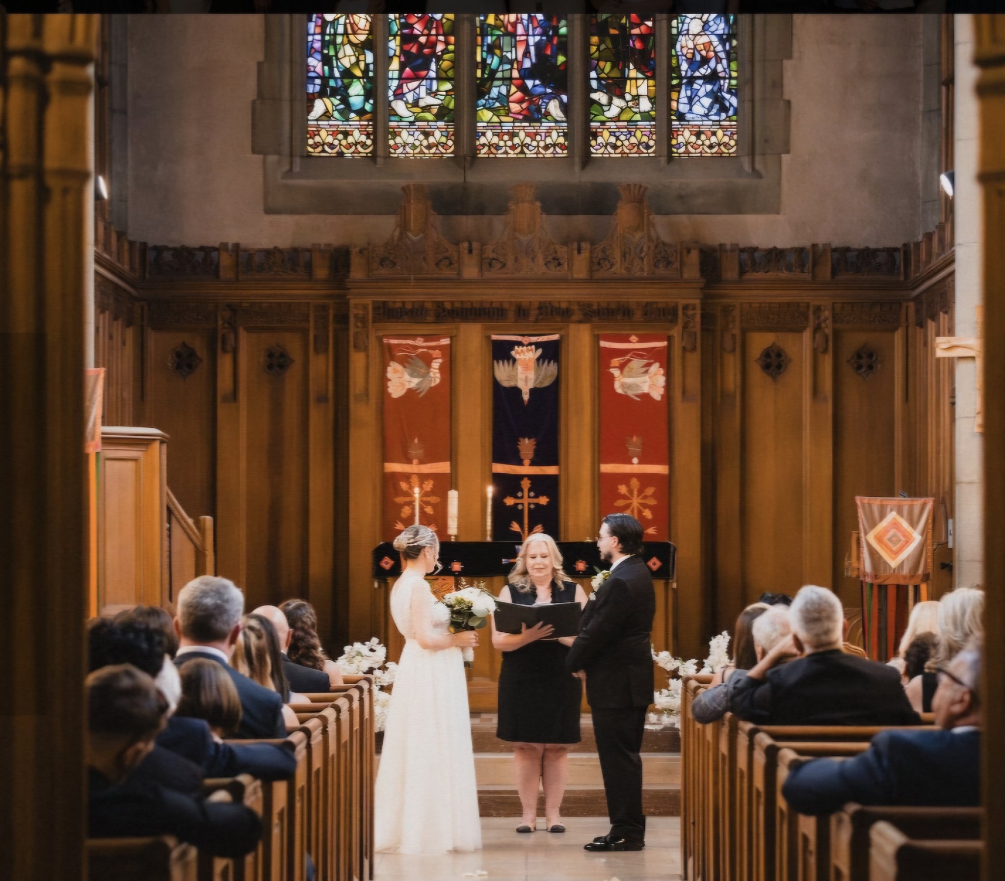 Cérémonie de mariage dans une chapelle devant les invités