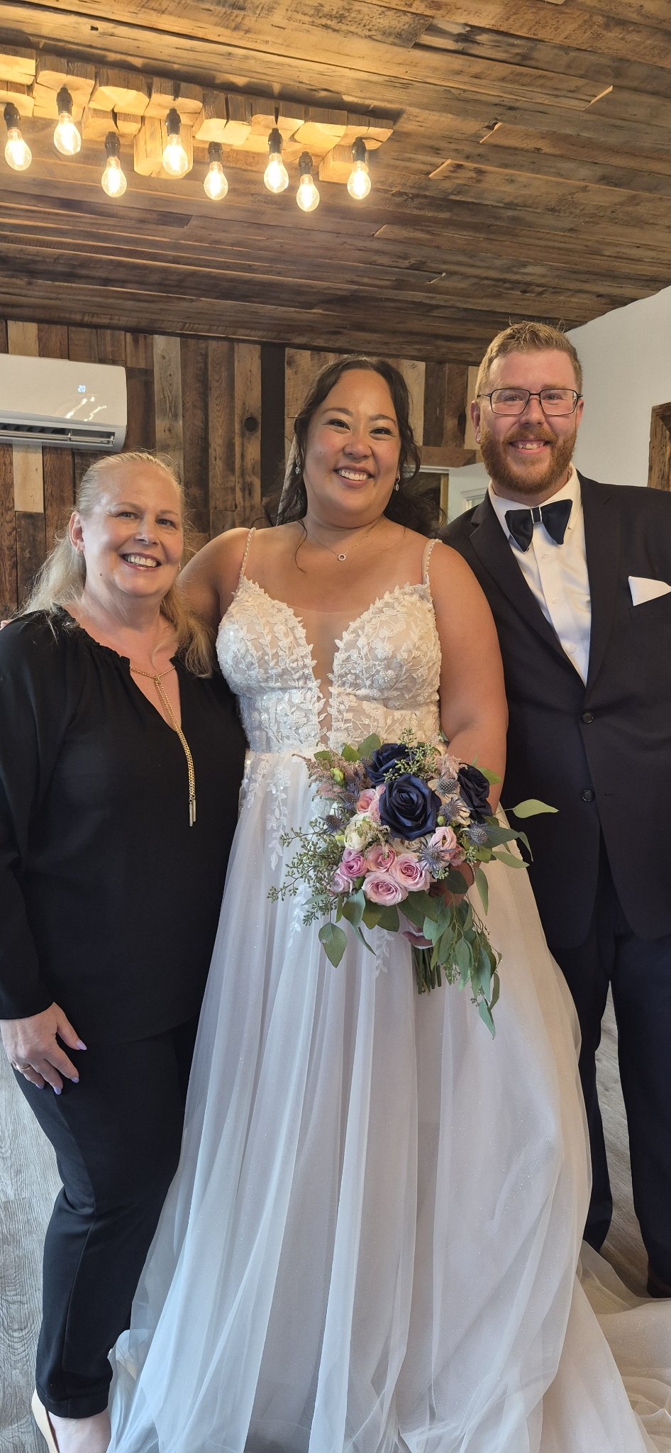 Natasha Reynolds avec un couple le jour de leur mariage