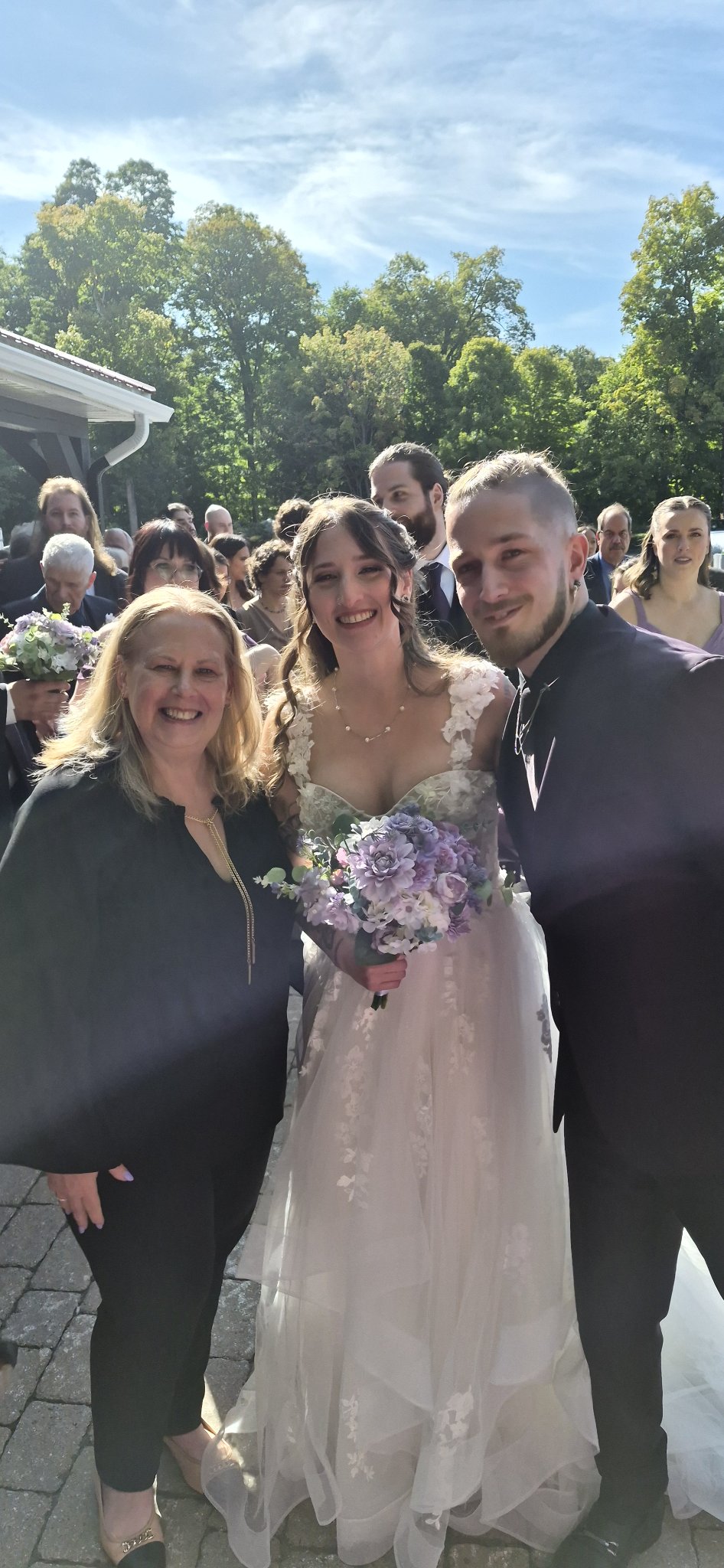 Natasha avec de jeunes mariés lors d’une cérémonie extérieure