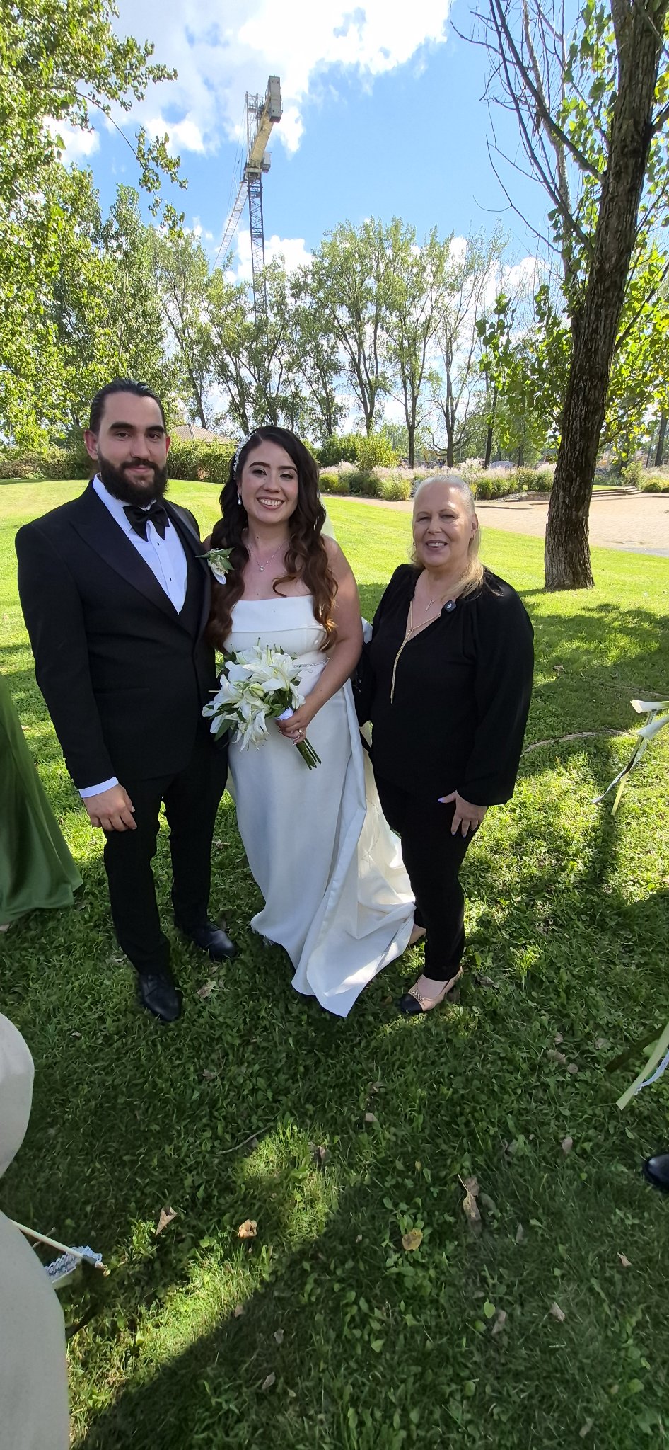 Natasha avec un couple dans un jardin après la cérémonie