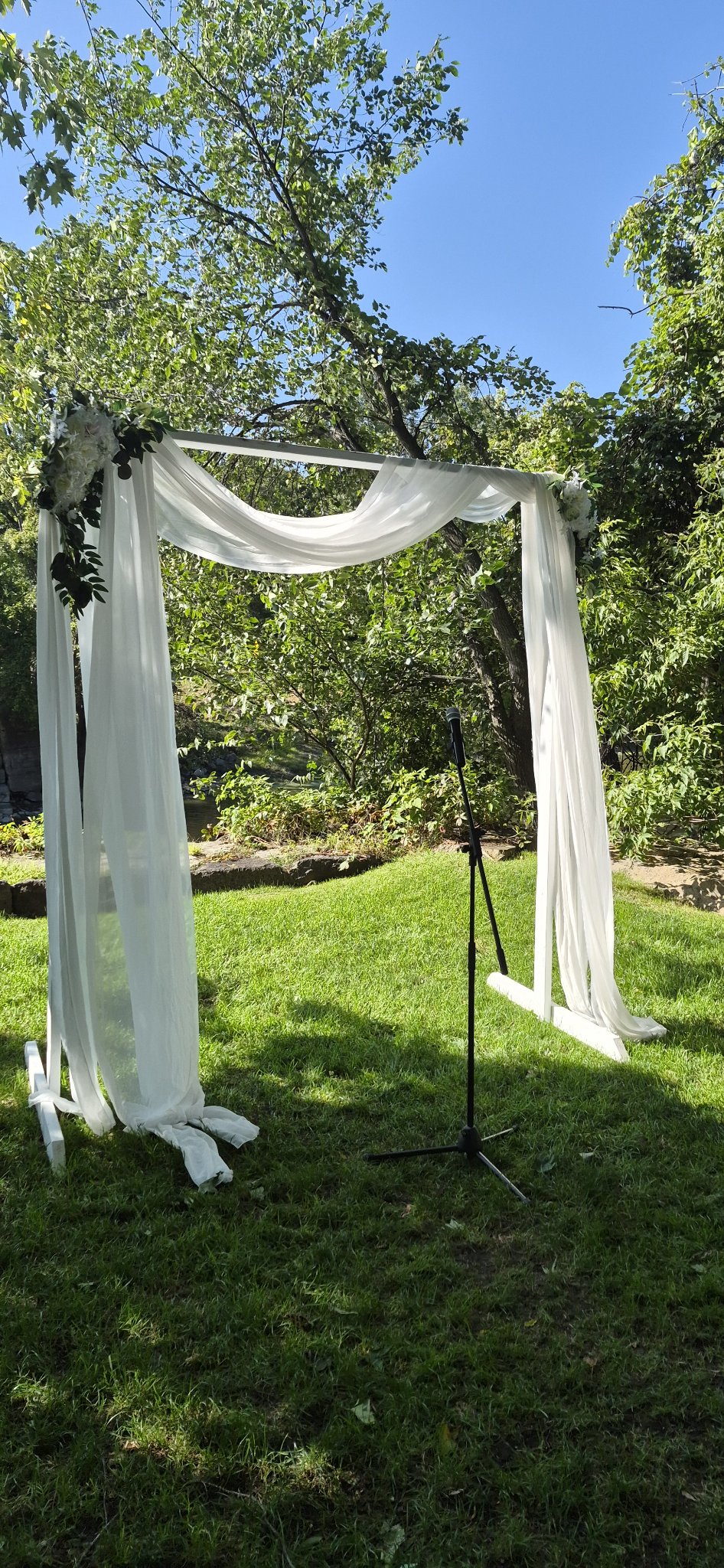 Arche blanche prête pour une cérémonie de mariage extérieure